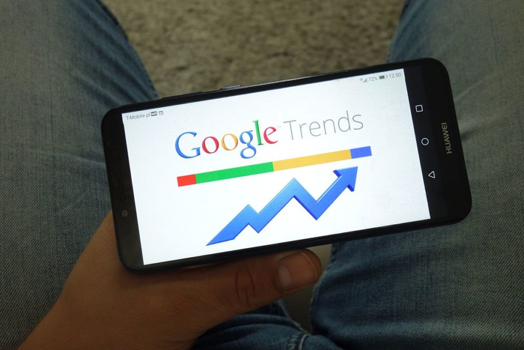 Photo d'un smartphone avec l'écran sur Google Trends