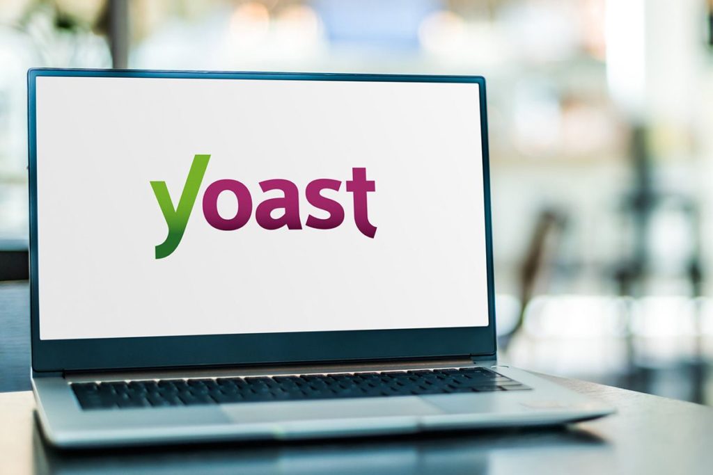 Une photo d'un ordinateur allumé sur l'outil Yoast seo pour wordpress