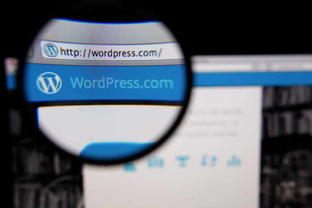Un écran d'ordinateur allumé sur la page d'accueil de Wordpress.org