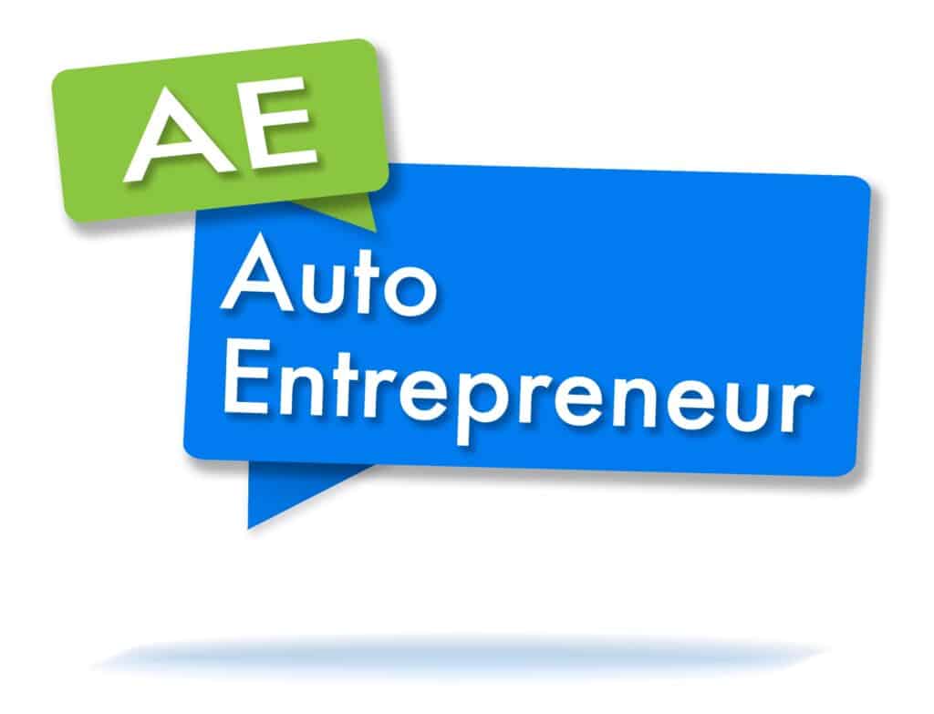 L'initial "AE" dans une bulle de conversation de couleur verte et sa signification "Autoentrepreneur" dans une bulle de conversation bleue.