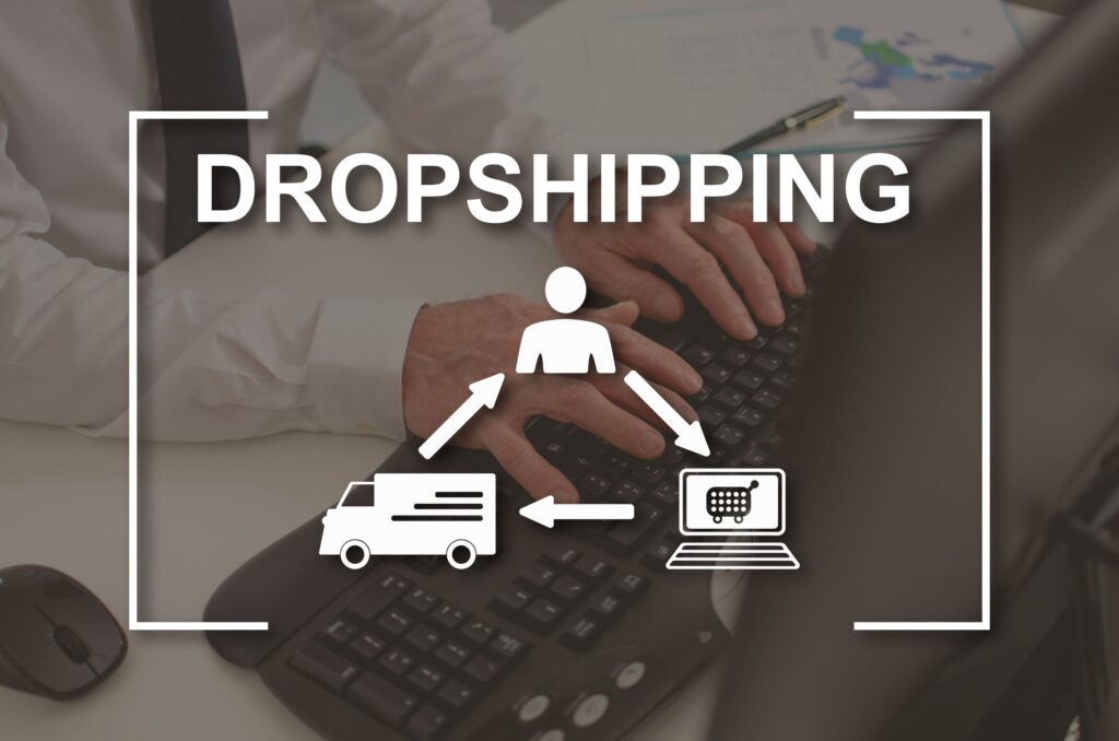Le dropshipper en tant qu'intermédiaire entre le client et le fournisseur sur un fond de mains d'homme sur un clavier d'ordinateur.