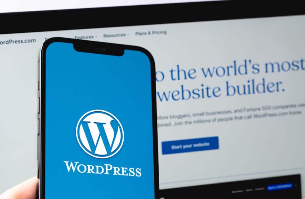 Wordpress affiché sur mobile et sur ordinateur.