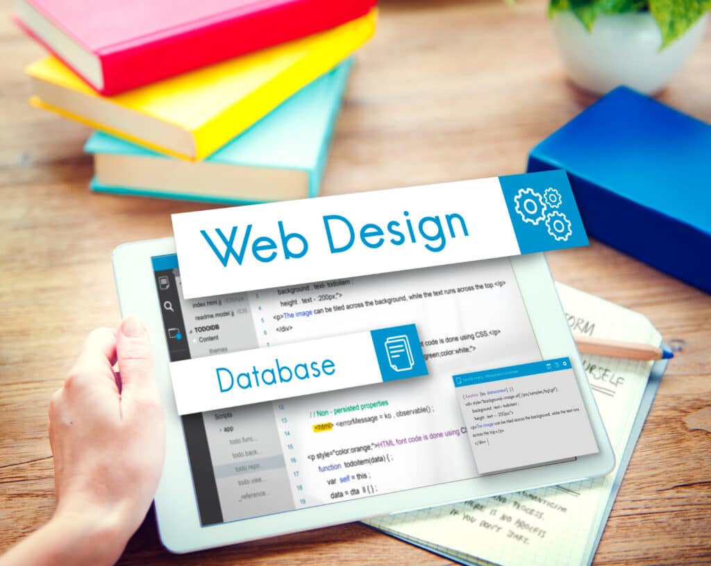 Une tablette avec le mot "web design" et "database" pour évoquer la notion de base de données pour un site web.