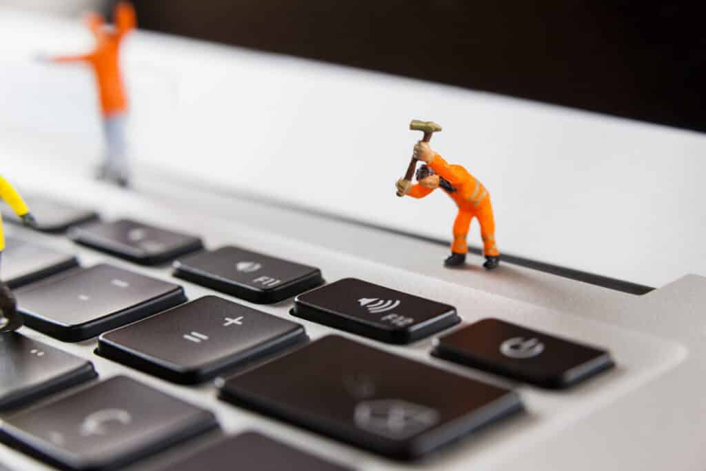 représentation d'un travailleur qui travail sur un clavier pour représenter la création d'extension wordpress