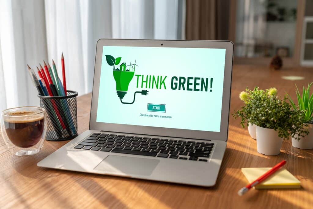 Un ordinateur ouvert sur une page de présentation du concept "Think green"